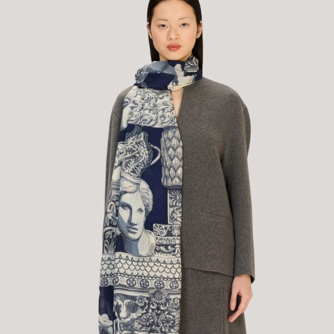 inoui-editions-echarpe-laine-Louvre-archives-bleu-1.jpg