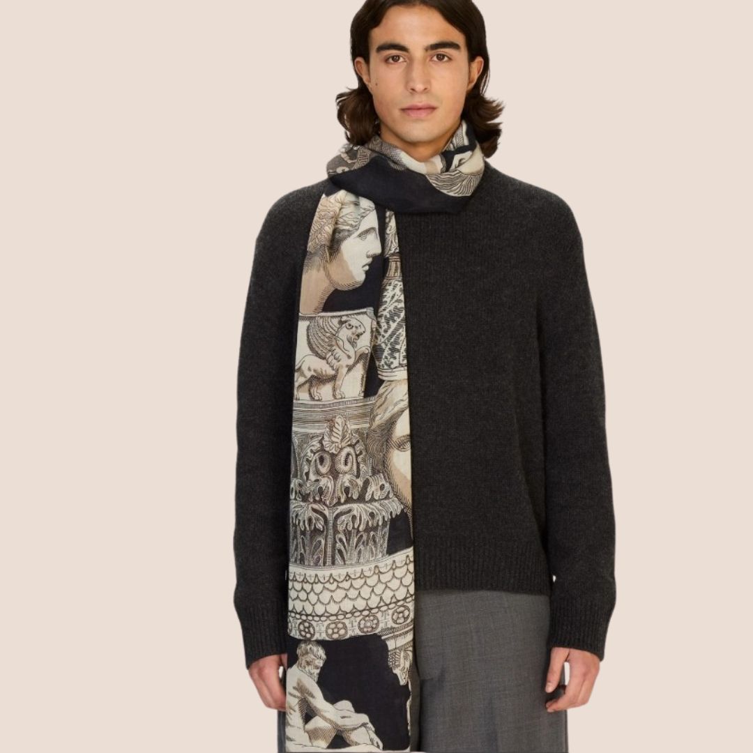 Inoui Editions - Echarpe laine collaboration Le Musée du Louvre - Archives Noir
