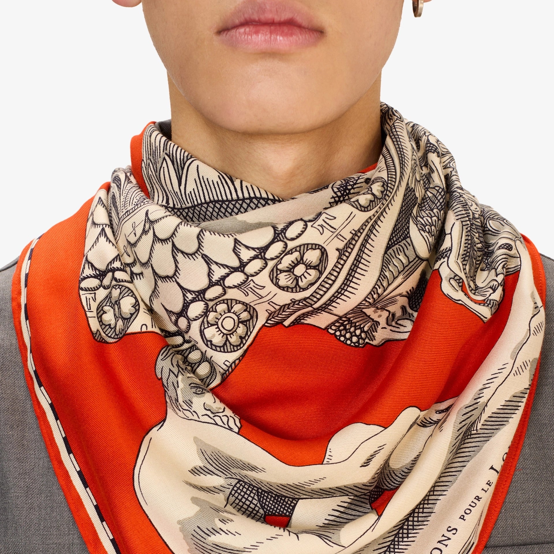 inoui-editions-musee-louvre-foulard-carre-130-cm-soie-modal-archives-orange-3.webp